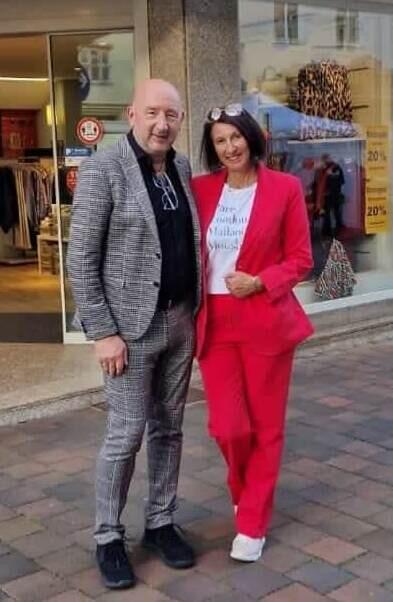 Inhaber Martin Neu mit seiner Frau Andrea Schätzl vor dem Geschäft in der Herrnstraße.