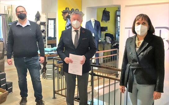 Der scheidende HBE-Kreisvorsitzende Roberto Bauer (M.) wird von HBE-Bezirksgeschäftsführerin Sabine Köppel (r.) und seinem Nachfolger Christian Werner (l.) verabschiedet.