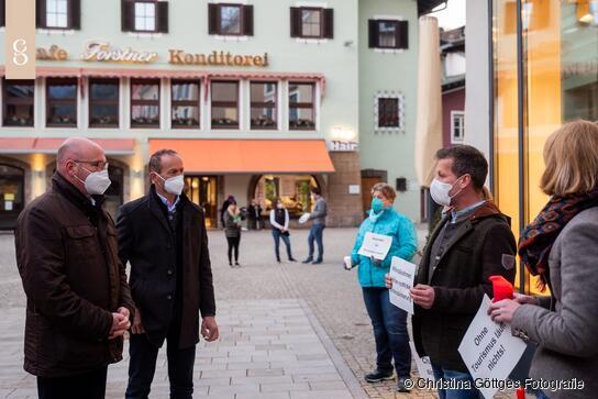 Landrat Kern (l.) und Bürgermeister Rasp (2.v.l.) sprachen mit den Geschäftsinhabern.