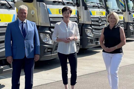 Lothar Odenbach (Vorstandsvorsitzender Edeka Südbayern Stiftung) mit Petra Willner und Bettina Sturies von den Ingolstädter Tafeln.