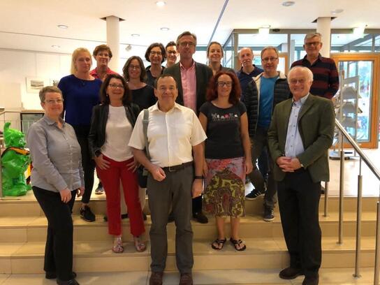 HBE-Jurist und Referent Wolfgang von Burchard (vorne rechts) mit den Teilnehmern der Schulung.