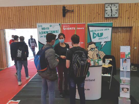 Madeleine Riedl (Mitte) informiert am HBE-Stand auf der Messe Landsberg über verschiedene Ausbildungsmöglichkeiten im Einzelhandel.