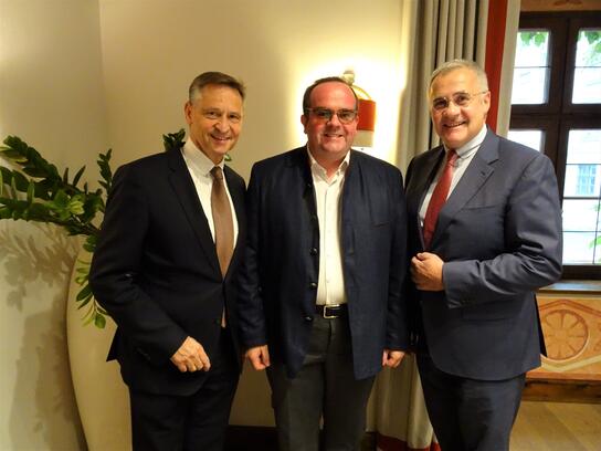 Gemeinsam für den Wirtschaftsstandort München (v.l.): HBE-Hauptgeschäftsführer Wolfgang Puff, Clemens Baumgärtner, Referent für Arbeit und Wirtschaft der Landeshauptstadt München und HBE-Präsident Ernst Läuger.