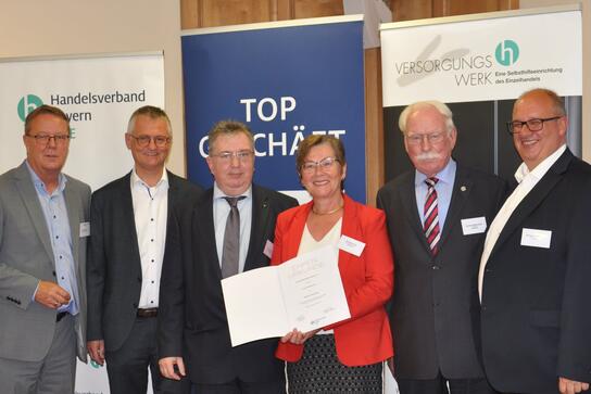 Auszeichnung mit der HBE-Ehrennadel (v.l.): HBE-Bezirksgeschäftsführer Günter Hölzl, HBE-Bezirksvorsitzender Josef Achatz, Bildungsbeauftragter Bernhard Jahn (Silber), Christine Koj (Ortsvors. Vilsbiburg, Silber), Gerhard Steinrücke (ehem. Ortsvors. Eggenfelden, Gold) und Wolfgang Holzapfel (Ortsvors. Abensberg, Gold).