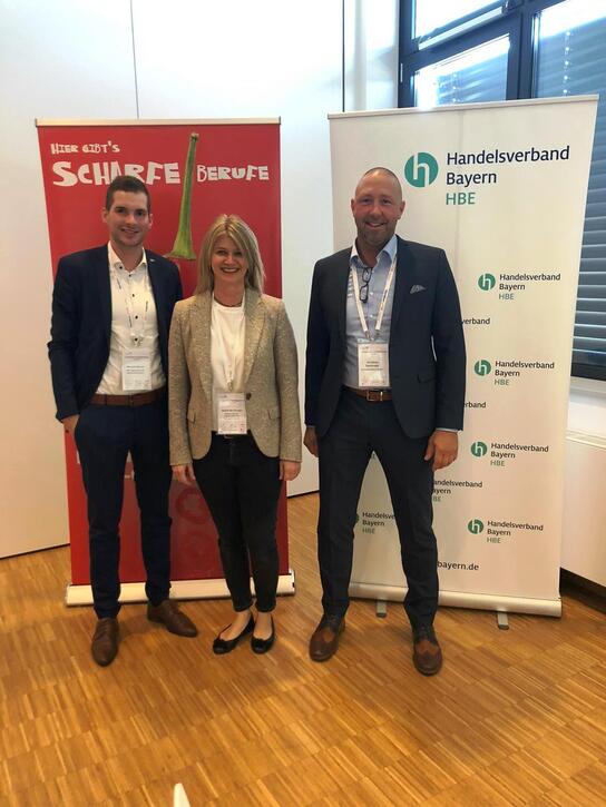 E-Commerce-Tag in Regensburg (v.l.): Michael Surner (Ausbildungsberater IHK), OStRin Astrid Birchinger (Berufsschule Regen) und HBE-Referent Christian Spielvogel.