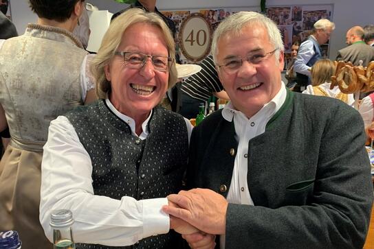 40 Jahre bei der Galeria Kaufhof: HBE-Präsident Ernst Läuger (r.) gratuliert Eduard Schöwe (l.).