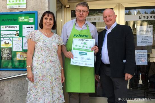 Wieland Beierkuhnlein (M.) mit HBE-Bezirksgeschäftsführerin Sabine Köppel (l.) und Wolfgang Gröll (Dorfladen-Netzwerk).