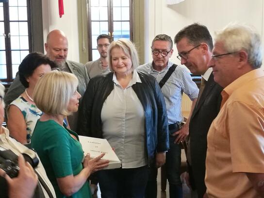 Übergabe der Unterschriftenliste gegen die Ausweitung der Fußgängerzone: HBE-Kreisvorsitzende Sabine Wolfinger (Mitte) und Oberbürgermeister Christian Schuchardt (r.).