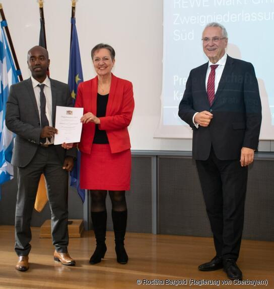 Für die Rewe Süd nahmen Integrationsexperte Ibrahim Maiga (l.) und Corinna Trier, Leiterin des HR-Kompetenzcenters, den Integrationspreis von Innenminister Joachim Herrmann entgegen. 