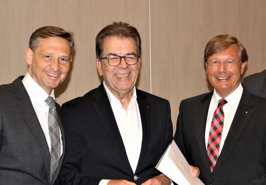 Auszeichnung für jahrelanges Engagement: Walter Berchtenbreiter vom Systemhaus Reitzner in Dillingen (Mitte) mit dem HBE-Bezirksvorsitzenden Bernd Brenner (r.) und HBE-Hauptgeschäftsführer Wolfgang Puff (l.) 