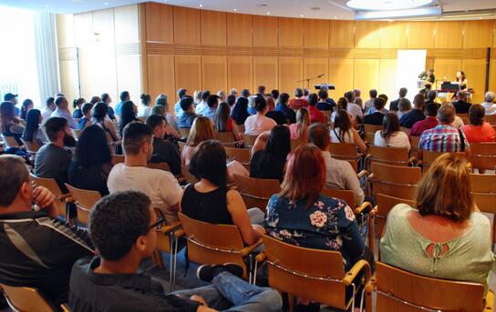 Erfolgreiche Absolventen (Jungkaufleute und Verkäufer) wurden beim Empfang des HBE in der Bad Kissinger Berufsschule gewürdigt und verabschiedet.