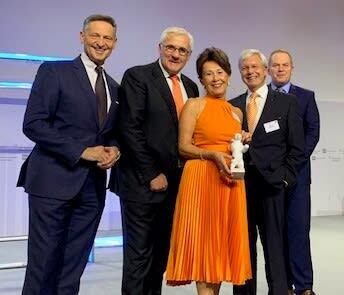 Rita Müller-Brenner (2.v.l.) mit ihrem Mann Bernd Brenner (2.v.r.), HBE-Hauptgeschäftsführer Wolfgang Puff (1.v.l.), HBE-Präsident Ernst Läuger (2.v.l.) und HBE-Bezirksgeschäftsführer Andreas Gärtner (r.).