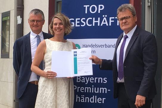 Auszeichnung: Gertrud (M.) und Josef Achatz (l.) mit HBE-Bezirksgeschäftsführer Josef Kellermann (r.).