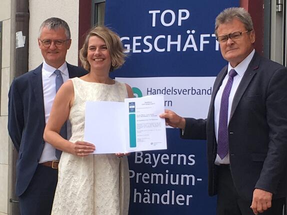 Neues HBE-Siegel „Top-Geschäft“: Achatz Mode + Textil GmbH in Neumarkt ausgezeichnet 