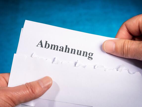 Abmahnung bekommen: Wie sollte ein Händler reagieren?