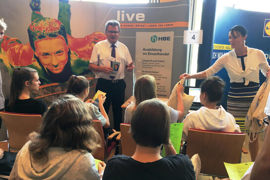 Sissy Lorenz von der Fa. Lidl (r.) und HBE-Bezirksgeschäftsführer Josef Kellermann (l.) am gemeinsamen Stand im Amberger Congress Centrum.