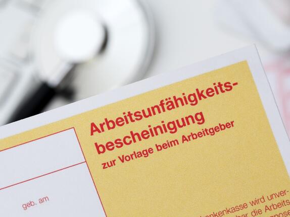 Krankfeiern: Rechte von Arbeitgebern bei Verdacht auf Blaumachen