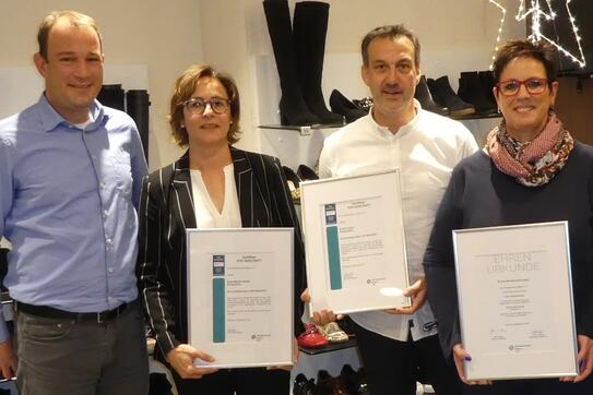 Sie (v.l.): Volker Wedde, Barbara Ditzel (Geschäftsführerin des ebenfalls als Top-Geschäft ausgezeichneten Modehaus Ditzel), Axel Schöll (Geschäftsführer Schöll GmbH und HBE-Kreisvorsitzender) und Andrea Kaiser, die seit 30 Jahren im Schuhhaus Schöll beschäftigt ist.