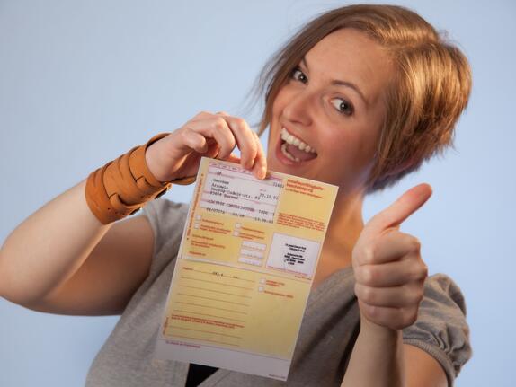 Zweifel an Arbeitsunfähigkeit: Das dürfen Arbeitgeber bei Verdacht auf Krankfeiern