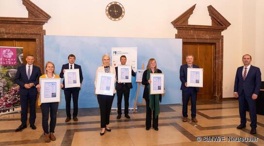 v.l.: Wolfgang Puff, Hauptgeschäftsführer Handelsverband Bayern e.V.; Annika Eckert, Zentrenmanagerin Ebermannstadt; Andreas Zuber, Wirtschafsförderung Stadt Gunzenhausen; Renate Mayer, Aktiv-Ring Friedberg GmbH; Thomas Herrmann, Citymanager Stadt Schweinfurt; Elisabeth Troidl, netzwerkNABburg e.V.; Horst Müller, Wirtschaftsreferent der Stadt Fürth; Staatsminister Hubert Aiwanger.