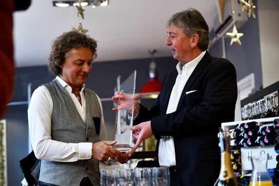 HBE-Bezirksgeschäftsführer Uwe H. Werner überreicht Harald Lehmeier die Auszeichnung für das Unternehmen des Jahres 2019