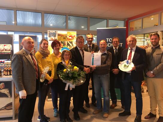 Foto (v.l.n.r.): Bürgermeister Josef Wallner, Denise Irmer, Susanne Schindler, Iris Haslbeck, HBE-Bezirksgeschäftsführer Josef Kellermann, Josef Haslbeck,  Bernhard Himmelstoß und Alois Eder von EDEKA Südbayern, Landrat Josef Laumer, Wirtschaftsförderer Martin Köck