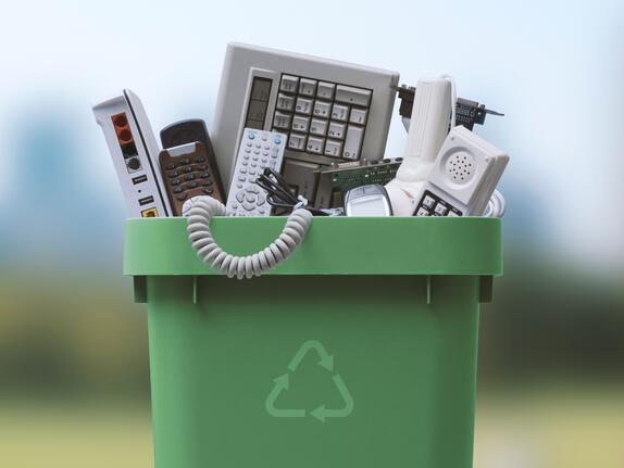 Entsorgung von Elektrogeräten, E-Zigaretten und Batterien: Was Händler jetzt beachten müssen