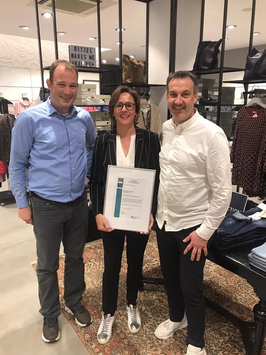 Die Zertifizierung überreichen Kreisvorsitzender Axel Schöll (rechts) und Bezirksgeschäftsführer Volker Wedde (links) an Geschäftsführerin Barbara Ditzel.