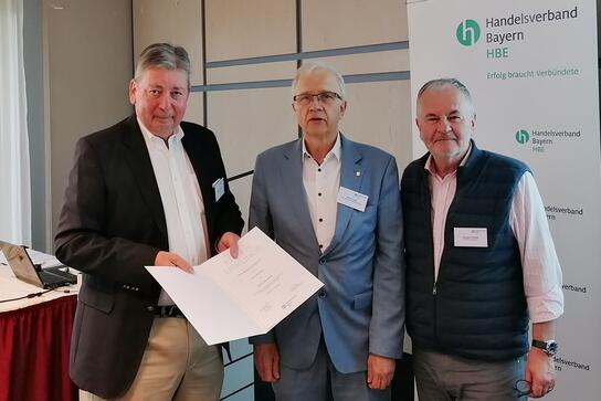 Auszeichnung (v.l.): HBE-Bezirksgeschäftsführer Uwe H. Werner, Klaus Harl und HBE-Bezirksvorsitzender Jürgen Oriold