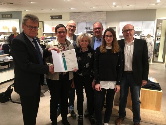 Erste Reihe: HBE-Bezirksgeschäftsführer Josef Kellermann, Ulrike Holzapfel, Klara Amesreiter (Modeberaterin), Eva-Maria Holzapfel, Landrat Martin Neumeyer.  Zweite Reihe: Bürgermeister Dr. Uwe Brandl, Wolfgang Holzapfel 