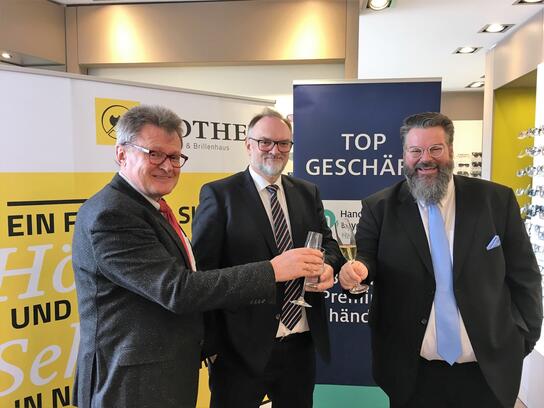 v.l.n.r.: HBE-Bezirksgeschäftsführer Josef Kellermann, Oberbürgermeister von Passau Jürgen Dupper, Geschäftsinhaber Andreas Rother 