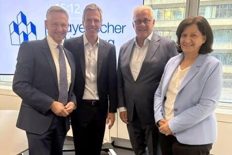 HBE-Hauptgeschäftsführer Wolfgang Puff, Johann Kronauer, Geschäftsführer des Bayerischen Städtetags und HBE-Präsident Ernst Läuger.