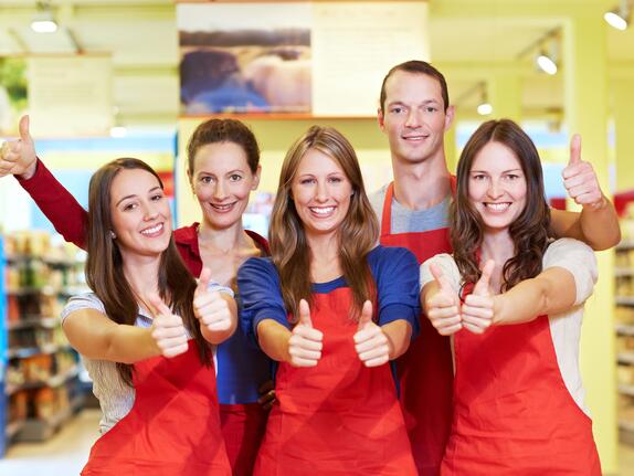 Supermarkt-Team hält Daumen hoch