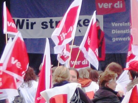 Tarifkonflikt im bayerischen Einzelhandel: HBE-Empfehlung für Entgelterhöhungen ohne Tarifabschluss