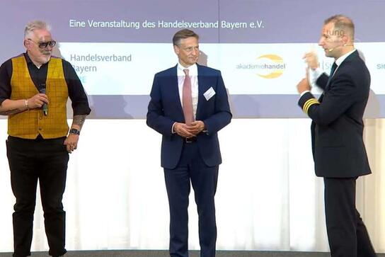 v.l.: Handelsexperte Frank Rehme, HBE-Hauptgeschäftsführer Wolfgang Puff und Flugkapitän Philip Keil