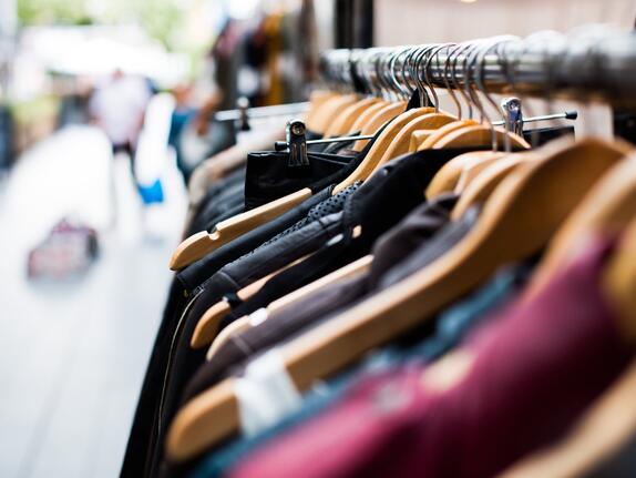 Gerichtsentscheidung: Bekleidungsgeschäfte dienen dem täglichen Bedarf