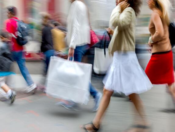 Politische und wirtschaftliche Unsicherheit: Stimmung der Verbraucher stagniert
