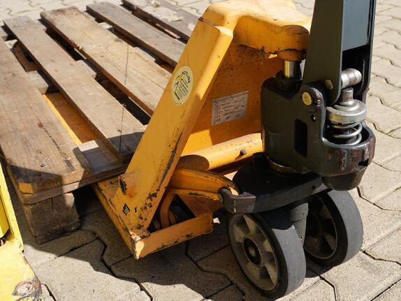 Warenlogistik im Handel: Sicher arbeiten im Lager