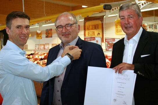 Staatssekretär Stefan Müller (Erlangen-Höchstadt, l.) und HBE-Bezirksvorsitzender Uwe H. Werner (r.) gratulieren Matthias Zwingel (M.).