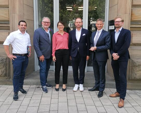 v.l.: Bastian Stehle (Edeka Südbayern), HBE-Vizepräsident Matthias Zwingel, Miriam Meder (Landesamt für Datenschutzaufsicht), Michael Will (Präsident des Bayerischen Landesamts für Datenschutzaufsicht), HBE-Hauptgeschäftsführer Wolfgang Puff und HBE-Bezirksgeschäftsführer Andreas Schöffel.