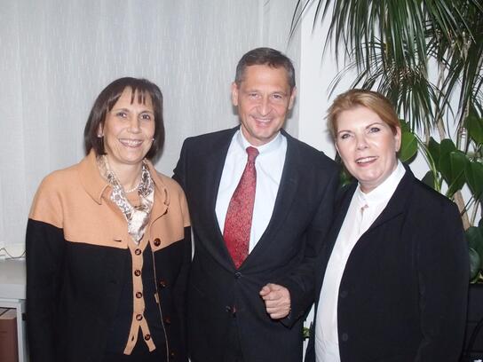 v.l.: HBE-Bezirksgeschäftsführerin Sabine Köppel, HBE-Hauptgeschäftführer Wolfgang Puff und Dagmar Zimmermann, Bezirksvorsitzende in Oberfranken