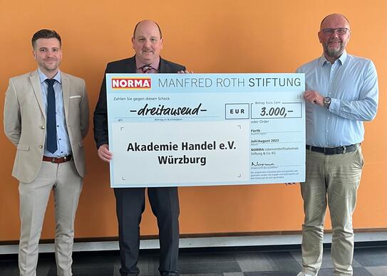 v.l.: Christoph Loew (Bereichsleiter), Winfried Beetz (Verkaufsleiter) und der Akademieleiter in Würzburg, Jürgen Haag.