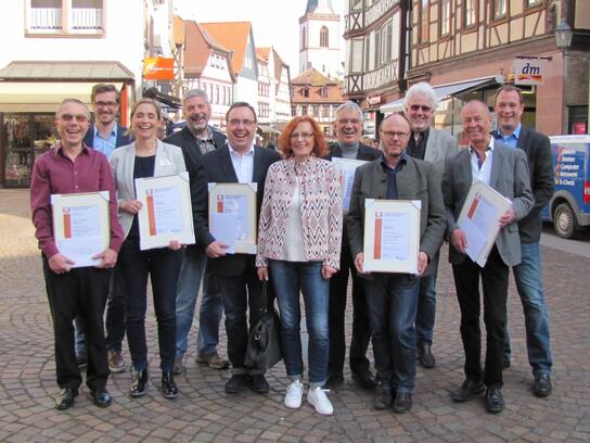 (v.l.): Julius Gabel (Firma Soeder), Thomas Pflugbeil (Lohrer Bettenhaus), Anne Lahoda (Marien-Apotheke), Thomas Schmidt (Kasbek – outdoor & more), Lothar und Hanna Grehn (Modehaus Hippeli), Burkhard Heimbach (heimbach Farben & Raumgestaltung), Peter Imgrund (Hubertus Apotheke), Hans-Joachim Hüftlein (Stadt Lohr), Bernd Anetzberger (Anetzberger Hörgeräte) und HBE-Bezirksgeschäftsführer Volker Wedde.