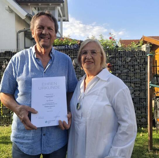 Ehrung: Ingo und Friedericke Jausovec mit der HBE-Ehrenurkunde