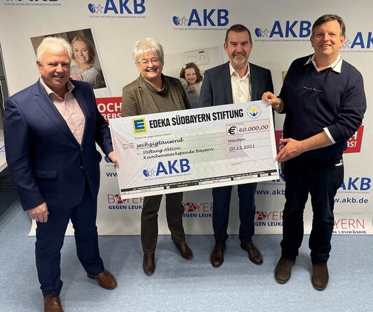 Edeka Südbayern Stiftungsvorstand Lothar Odenbach (1. v.l.) überreicht gemeinsam mit Stiftungsratsvorsitzender Annemarie Schalk (2. v.l.) und Vertriebsleiter Michael Mühlehner (2. v.r.), den Spendenscheck an Stiftungsvorstand Dr. Hans Knabe (1. v.r.) von der Stiftung Aktion Knochenmarkspende Bayern.