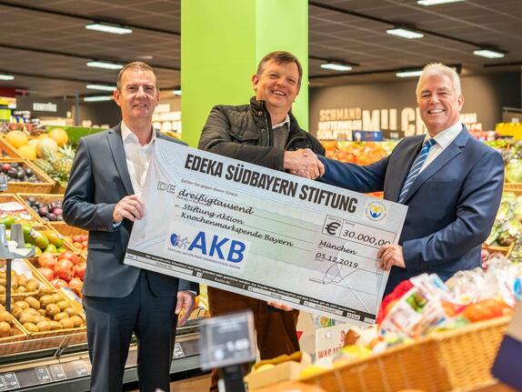 Oberbayern: 30.000 Euro für die Stiftung Knochenmarkspende