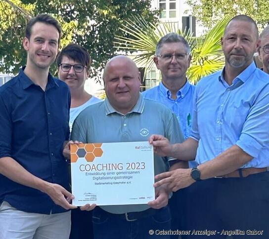 Übergabe des Gutscheins (v.l. vorne): Dr. Maximilian Perez (Rid Stiftung), Konrad Breit (3. Bürgermeister) und Christian Spielvogel (HBE-Bezirksgeschäftsführer).