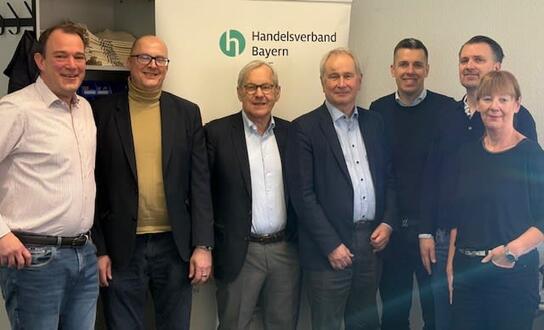 HBE-Bezirksgeschäftsführer Volker Wedde (l.) begrüßt das Präsidium des Handelsverband Wohnen und Büro e.V.