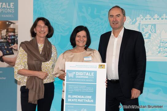 (v.l.): Rid-Vorständin Michaela Pichlbauer, Geschäftsführerin Beate Matthäus und Wirtschaftsminister Hubert Aiwanger