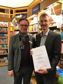 Links: Uwe Hollstein, HBE Ortsvorsitzender, rechts: Johannes Seyerlein, Firma Seybold´s Sortimentsbuchhandlung, Ansbach 